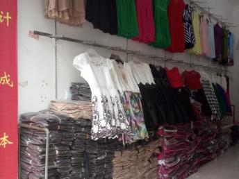 成都服裝、鞋帽、箱包跳樓貨低價(jià)批發(fā)指南 庫存尾貨助力擺攤開店